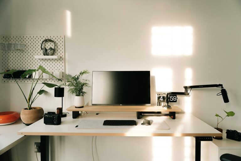 Tips for Creating a Minimalist Home Office Space to Boost Productivity